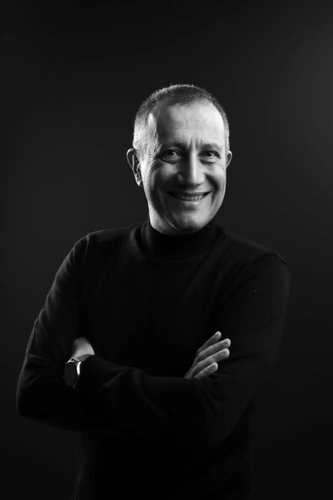 Orhan Toker portresi: siyah balıkçı, kollar kavuşmuş