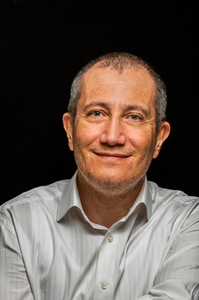 Orhan Toker portresi: beyaz gömlek, yakın plan