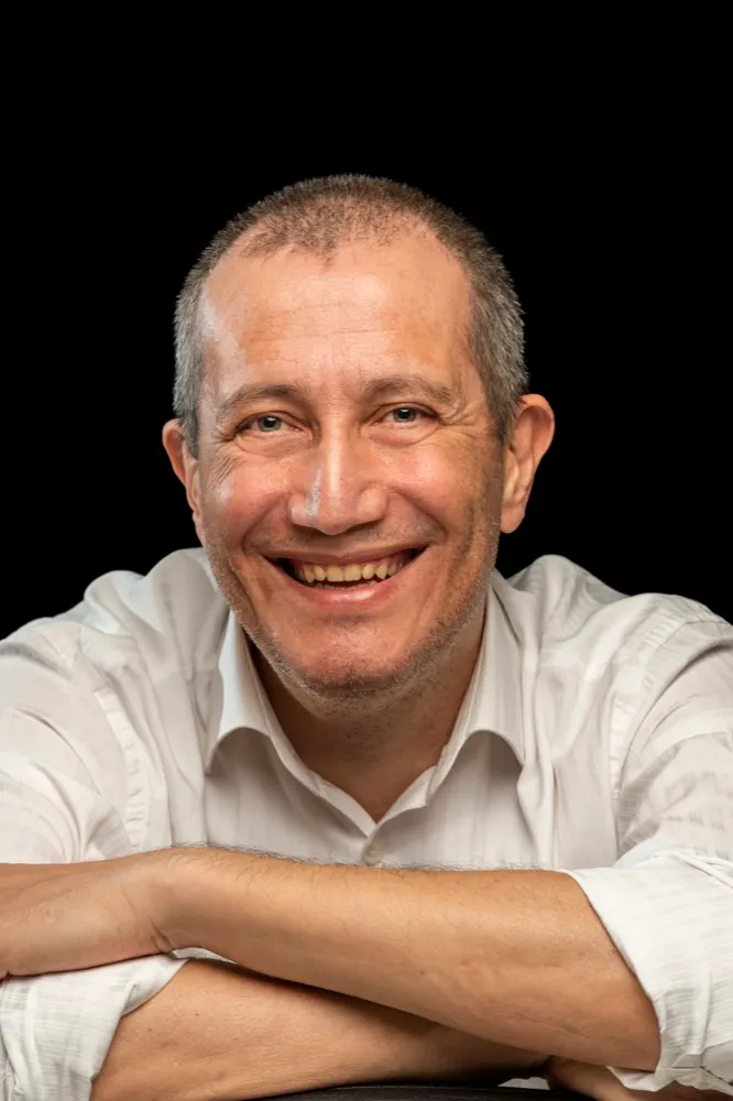 Orhan Toker portresi: beyaz gömlek, kollar önde