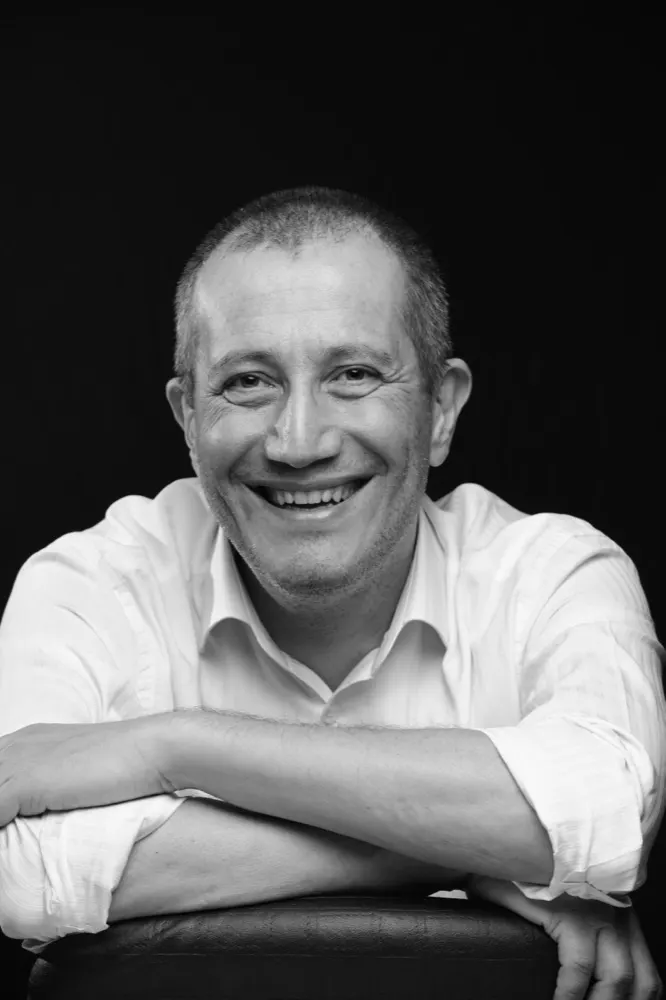 Orhan Toker portresi: beyaz gömlek, kollar önde