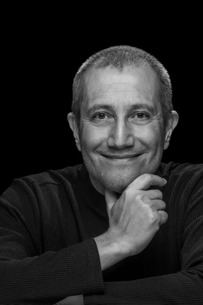 Orhan Toker portresi: siyah kazak, el çenede