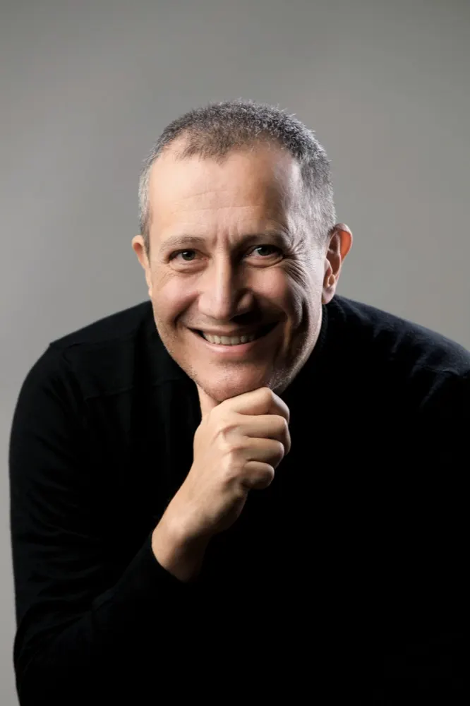 Orhan Toker portresi: siyah kazak, gri fon