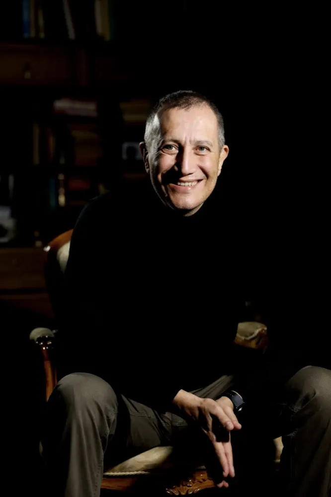 Orhan Toker portresi: kütüphanede, boy çekim