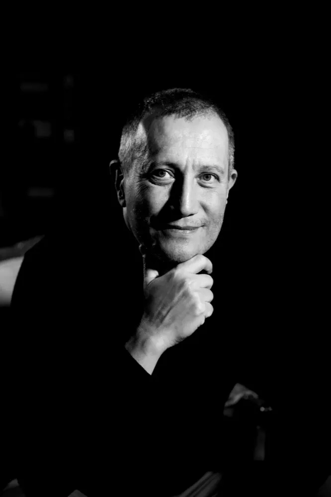 Orhan Toker portresi: siyah kazak, düşük ışık