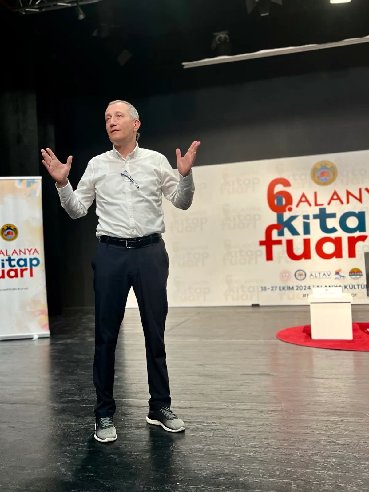 Alanya Kitap Fuarı etkinliğinden bir kare