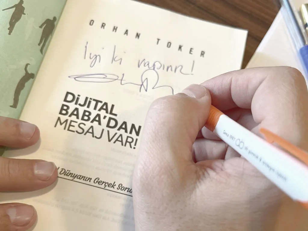 İmza günü etkinliğinden bir kare